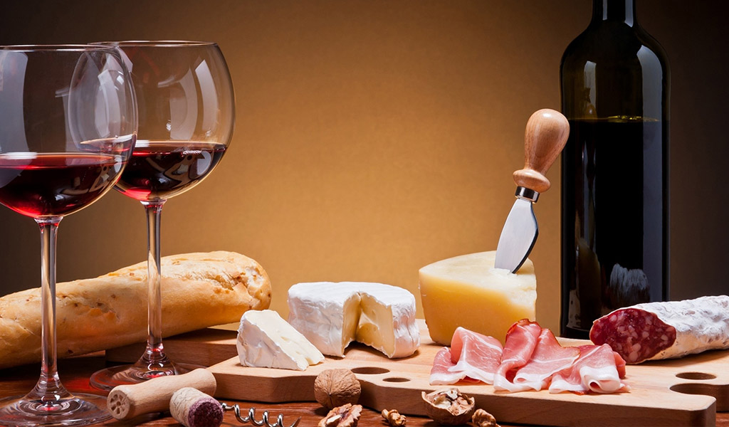 Как подавать вино